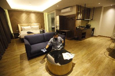 Pekerja membersihkan salah satu kamar saat penerapan kenormalan baru (new normal) di sebuah hotel di Jakarta, 28 Juli 2020. TEMPO/Subekti