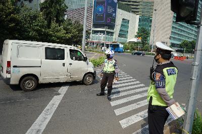 Personil polisi lalu lintas melakukan penindakan terhadap pengendara yang melintas di Jalan Imam Bonjol, Jakarta, 5 Agustus 2020.  TEMPO/Muhammad Hidayat