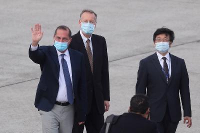 Menteri Kesehatan Amerika Serikat Alex Azar (kiri) tiba di Bandara Songshan Taipei, Taiwan 9 Agustus 2020. Reuters/Central News Agency/Pool