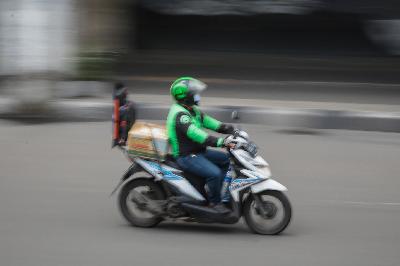 Pengemudi Gojek mengantar barang di kawasan Harmoni, Jakarta, 7 April 2020. TEMPO/M Taufan Rengganis