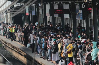 Penumpang saat menunggu kedatangan Kereta Rangkain Listrik (KRL) Commuterline di peron enam Stasiun Tanah Abang, Jakarta, 5 Agustus 2020.   TEMPO/Hilman Fathurrahman W