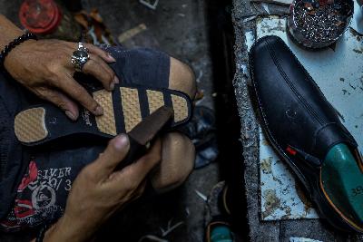 Pembuatan sepatu di kawasan Pusat Industri Kecil, Jakarta, 14 Juli 2020. Tempo/Tony Hartawan
