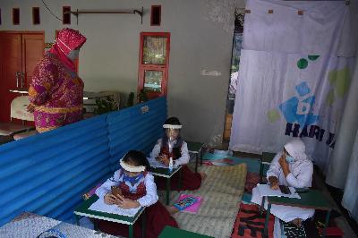 Anak sekolah dasar mengikuti belajar jarak jauh secara online di warnet gratis di kampung tangguh Lembur Tohaga, Turangga Timur, Lengkong, Bandung, Jawa Barat, 10 Agustus 2020. TEMPO/Prima Mulia