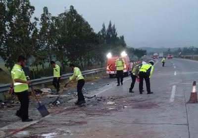 Upaya penanganan di lokasi kecelakaan di KM 184+400 Tol Cipali arah Jakarta oleh tim ASTRA Tol Cipali, 10 Agustus 2020. Istimewa