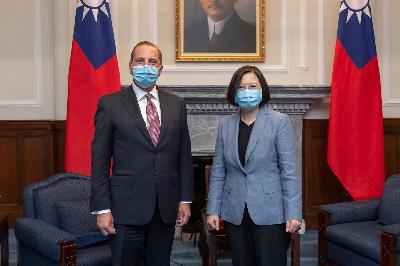 Menteri Kesehatan Amerika Serikat Alex Azar (kiri) dan Presiden Taiwan Tsai Ing-wen di kantor kepresidenan, di Taipei, Taiwan, 10 Agustus 2020. Reuters/Kantor Kepresidenan Taiwan