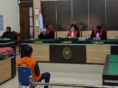 Diananta Putera Sumedi saat mengikuti sidang vonis di Pengadilan Negeri (PN) Kotabaru, 10 Agustus 2020. Dok Koalisi untuk Masyarakat Adat dan Kebebasan Pers