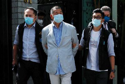 Pemilik media di Hong Kong, Jimmy Lai (tengah) pendiri Apple Daily ditahan oleh unit keamanan nasional di Hong Kong, Cina, 10 Agustus 2020.  REUTERS/Tyrone Siu