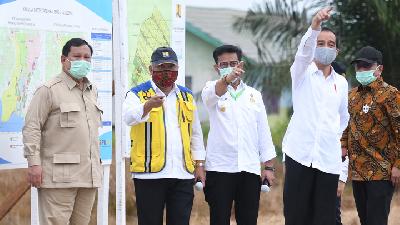 (L-R) Defense Minister Prabowo Subianto, Public Works and People’s Housing Minister Basoeki Hadimoeljono, Agriculture Minister Syahrul Yasin Limpo, and President Joko Widodo inspecting the land that would be used as the new food estate in Kapuas, Central Kalimantan, July 9./ ANTARA/Hafidz Mubarak A