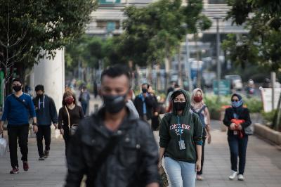 Pekerja berjalan di jalur pedestrian setelah pulang bekerja di Jalan Jendral Sudirman, Jakarta, 12 Mei 2020.  TEMPO/M Taufan Rengganis