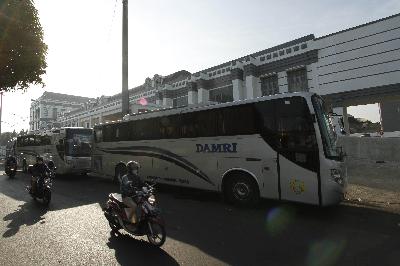 Bus DAMRI di depan pintu keluar Terminal Bus Rawamangun, Jakarta Timur. TEMPO/Subekti
