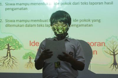 Siswa saat bercerita tentang pengalaman hari pertama belajar tatap muka di kelas SDN 06 Pekayon Jaya, Bekasi, Jawa Barat, 3 Agustus 2020. TEMPO/Hilman Fathurrahman W
