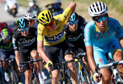 Chris Froome (tengah) pada balapan bersepeda Tour de France, Prancis. REUTERS/Juan Medina
