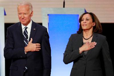 Calon presiden Amerika Serikat dari Partai Demokrat, Joe Biden dan Senator asal California, Kamala Harris di Detroit, Michigan, Amerika Serikat, 31 Juli 2019. REUTERS/Lucas Jackson