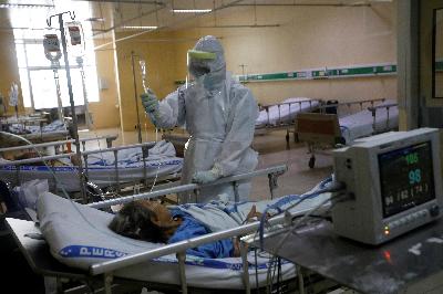 Petugas kesehatan merawat pasien di ruang isolasi RS Persahabatan, Jakarta, 13 Mei 2020. REUTERS/Willy Kurniawan