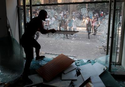 Warga melakukan aksi di Beirut, Libanon, 11 Agustus 2020. REUTERS/Goran Tomasevic