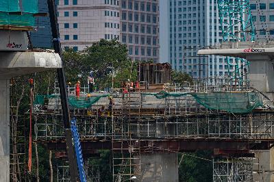 Pembangunan LRT di kawasan Kuningan, Jakarta, 20 Juli 2020. Tempo/Tony Hartawan
