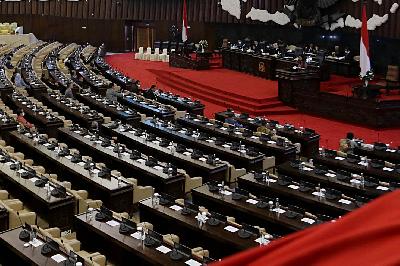 Ketua DPR RI Puan Maharani memimpin rapat paripurna di Kompleks Parlemen Senayan, Jakarta, 18 Juni 2020. TEMPO/M Taufan Rengganis