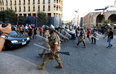 Tentara Lebanon dikerahkan untuk bersiaga selama aksi protes setelah ledakan di Beirut, Libanon, Rabu lalu. REUTERS / Thaier Al-Sudani