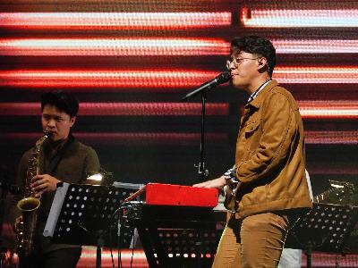 Musisi, Ardhito Pramono (kanan), saat tampil dalam Jakarta International BNI Java Jazz Festival 2020 di JIEXPO, 29 Februari 2020. TEMPO/Nurdiansah