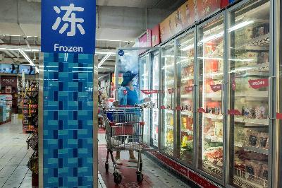 Pelanggan melihat produk makanan beku di supermarket setelah wabah penyakit coronavirus (COVID-19) di Beijing, Cina, 13 Agustus 2020. REUTERS / Thomas Peter