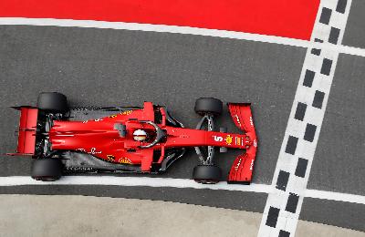 Pembalap Ferrari, Sebastian Vettel saat Grand Prix Formula satu di Sirkuit Silverstone,  Inggris, 8 Agustus 2020. REUTERS / Andrew Boyers