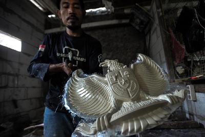 Pekerja menyelesaikan pembuatan patung Garuda di kawasan Kalimalang, Jakarta, 12 Agustus 2020. Tempo/Tony Hartawan