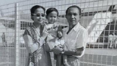 Bersama suaminya Dr. Saroso Wirodihardjo dan saya. Sulianti Saroso (kiri) , bersama putinya Anindita dan suami, saat akan berangkat tugas ke luar negeri, sekitar 1957. Dok. keluarga