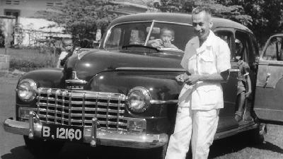 Slamet Iman Santoso dengan mobil kesayangannya, Dodge 1948, yang ia gunakan sampai tahun 1967-1968. Dokumentasi Yudistira Surjadi Slamet