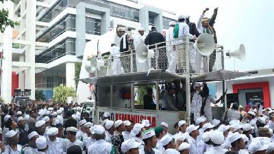 Massa Front Pembela Islam (FPI) berunjuk rasa di depan Gedung Tempo, Palmerah, Jakarta, Maret 2018. TEMPO/Jati Mahatmaji
