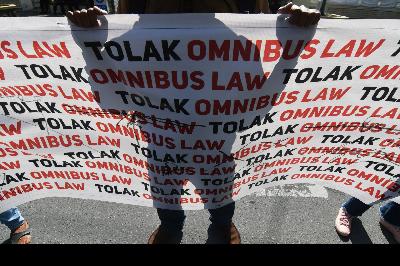 Aksi menolak rencana pengesahan RUU Omnibus Law Cipta Kerja  di Depan Gedung DPRD Sulawesi Tengah di Palu, Sulawesi Tengah, 14 Agustus 2020. ANTARA/Mohamad Hamzah