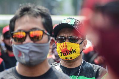 Unjuk rasa di depan Gedung DPR RI Jakarta untuk menolak pembahasan Omnibus Law RUU Cipta Kerja, 29 Juli 2020. Tempo/Nurdiansah