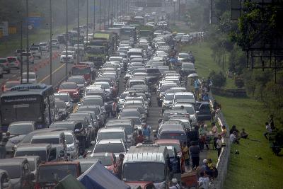 Kepadatan kendaraan akibat buka tutup jalan Puncak, Gadog, Kabupaten Bogor, Jawa Barat, 16 Agustus 2020. ANTARA/Yulius Satria Wijaya