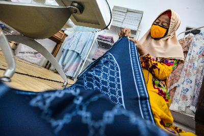 Pekerja mengecek mukena sebelum dikirim di bengkel kerja Shofura kawasan Pasar Minggu, Jakarta, 7 Agustus 2020. Tempo/Tony Hartawan