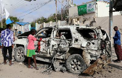 Warga sipil di lokasi serangan militan di Hotel Elite, pantai Lido, Mogadishu, Somalia, 17 Agustus 2020. REUTERS/Feisal Omar