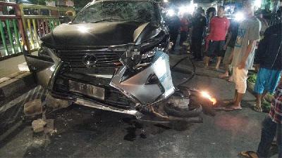 Mobil merek Lexus menabrak pengendara sepeda motor saat melintas di Pasar Palmerah, 17 Agustus 2020. Dok Lantas Polres Jakarta Pusat