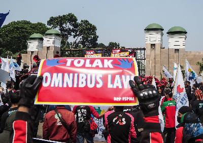Aksi unjuk rasa menolak Omnibus Law RUU Cipta Kerja di depan Gedung DPR RI, 29 Juli 2020. Tempo/Nurdiansah