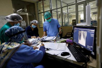 Petugas kesehatan di luar ruang isolasi pasien penyakit coronavirus (COVID-19) di IGD RS Persahabatan, Jakarta, 13 Mei 2020. REUTERS/Willy Kurniawan