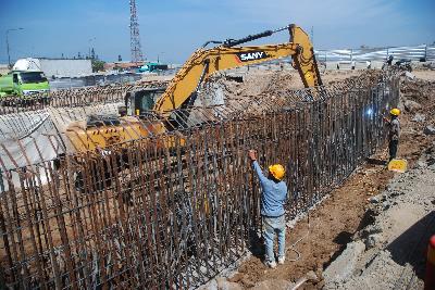 Pengerjaan konstruksi simpang susun Tol Cisumdawu di Exit Tol Cileunyi, Kabupaten Bandung, Jawa Barat, 28 Juni 2020. TEMPO/Prima Mulia