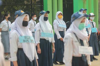 Peserta didik baru mengikuti upacara Masa Pengenalan Lingkungan Sekolah (MPLS) di SMA Negeri 2 Bekasi, Bekasi, Jawa Barat, 13 Juli 2020.  TEMPO/Hilman Fathurrahman W
