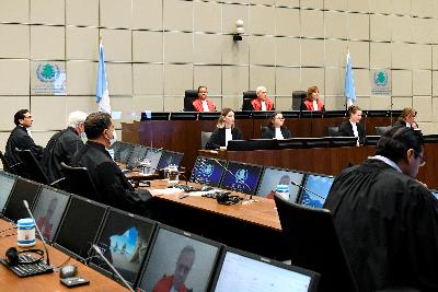 Pengadilan Libanon yang didukung PBB saat membacakan putusan in absentia terhadap empat terdakwa kasus pemboman mantan Perdana Menteri Rafik al -Hariri pada 2005 lalu, di Belanda, kemarin. REUTERS / Piroschka Van De Wouw / Pool