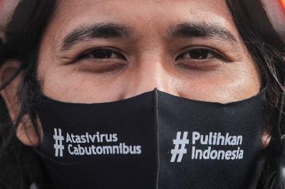 Peserta aksi menolak RUU Omnibus Law Cipta Kerja di depan gedung DPR RI di Jakarta, 15 Juli 2020. TEMPO/Hilman Fathurrahman W