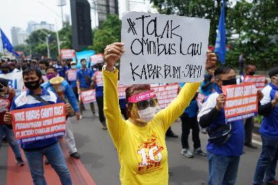 Buruh gabungan melakukan aksi unjuk rasa menolak rencana pengesahan RUU Omnibus Law Cipta Lapangan kerja di Senayan, Jakarta, 14 Agustus 2020. TEMPO/Muhammad Hidayat