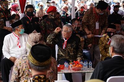 Din Syamsudin (tengah) saat menghadiri deklarasi Koalisi Aksi Menyelamatkan Indonesia (KAMI) di Tugu Proklamasi, Jakarta, 18 Agustus 2020.  TEMPO/Muhammad Hidayat
