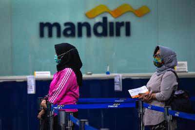 Nasabah saat akan melakukan transaksi perbankan di Bank Mandiri, Jakarta, 25 Juni 2020. Tempo/Tony Hartawan