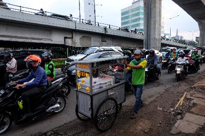 Kepadatan lalu lintas di Kawasan Mampang Prapatan, Jakarta, 14 Agustus 2020.   TEMPO/Hilman Fathurrahman W