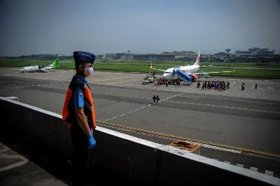Petugas berjaga pesawat Boeing 737 milik maskapai Lion Air mendarat di Bandara Husein Sastranegara, Bandung, Jawa Barat, 20 Agustus 2020. ANTARA/Raisan Al Farisi