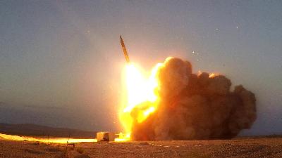 Peluncuran peluru kendali atau rudal balistik dan jelajah milik Iran pada 20 Agustus 2020.  WANA (West Asia News Agency) via REUTERS