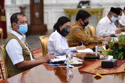 Ketua Gugus Tugas Nasional Percepatan Penanganan COVID-19 Letjen TNI Doni Monardo (kiri) mengikuti rapat kabinet terbatas yang dipimpin Presiden Joko Widodo di Istana Merdeka, Jakarta, 13 Juli 2020. ANTARA/Sigid Kurniawan