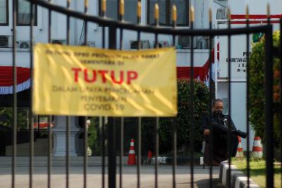 Petugas keamanan berjaga di area gedung DPRD Provinsi Jawa Barat yang ditutup selama dua pekan setelah puluhan pegawai dan anggota dewan terkonfirmasi positif Covid-19 di Bandung, 20 Agustus 2020. TEMPO/Prima Mulia
