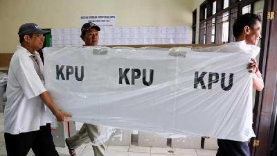 Kotak berisi kertas suara, bilik suara, dan logistik lain untuk didistribusikan menjelang pilkada serentak di Kelurahan Beji, Depok, Jawa Barat, 2018. TEMPO/M Taufan Rengganis